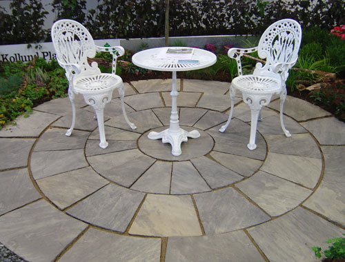 Smuk cirkelformet terrasse i sandsten bygogbolig