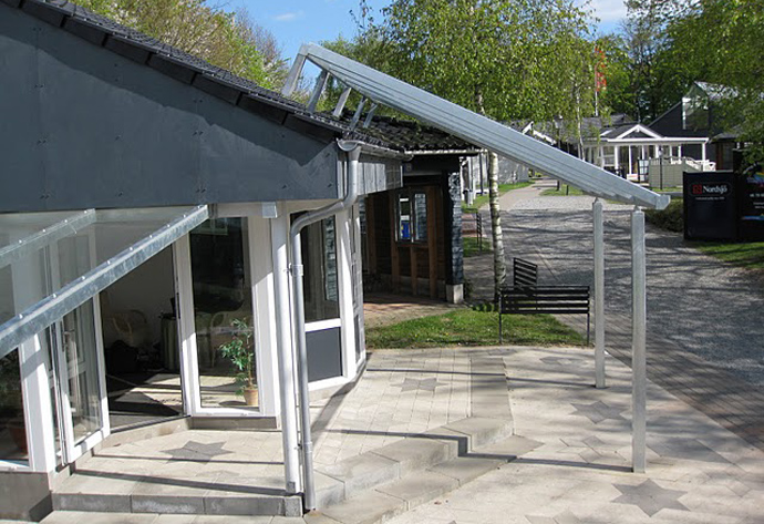 Solceller i terrasseoverdækningen sparer el bygogbolig Hvid spisebord og stole til salg