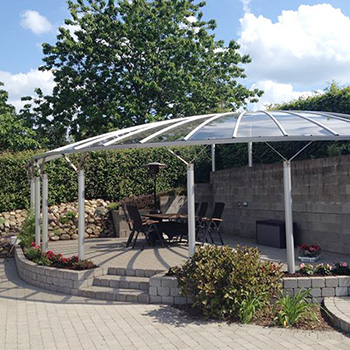 Bases terrasse overdækning i et utraditionelt design bygogbolig Overdækning af terrasse