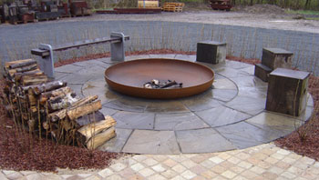 Smuk cirkelformet terrasse i sandsten bygogbolig